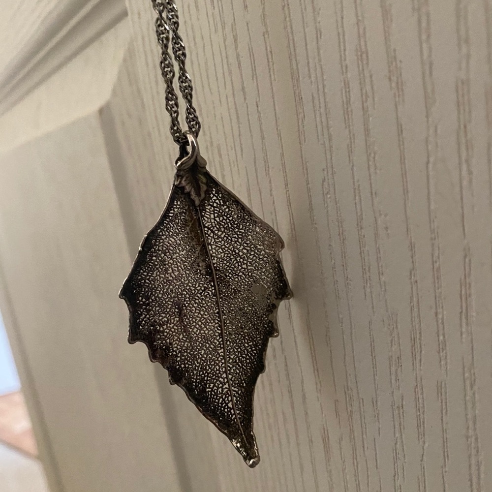 Leaf necklace, with long chain
